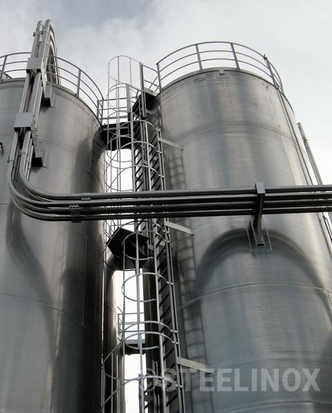 SIlos 100 m3 avec tuyauterie de remplissage depuis usine pour granulés compound Espagne