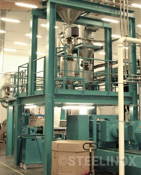 Trémie granulés plastiques sur plateforme process